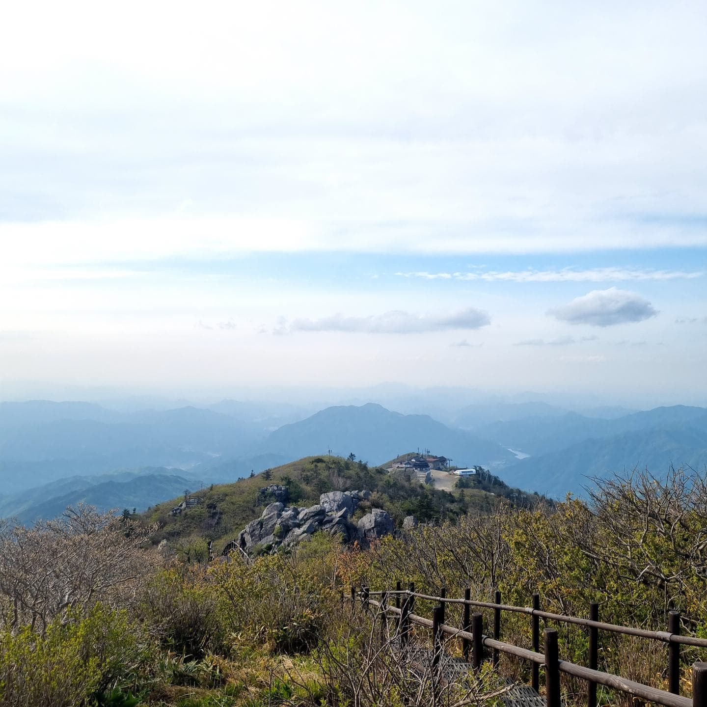 The summit plateau with its wooden walkway and distant peaks