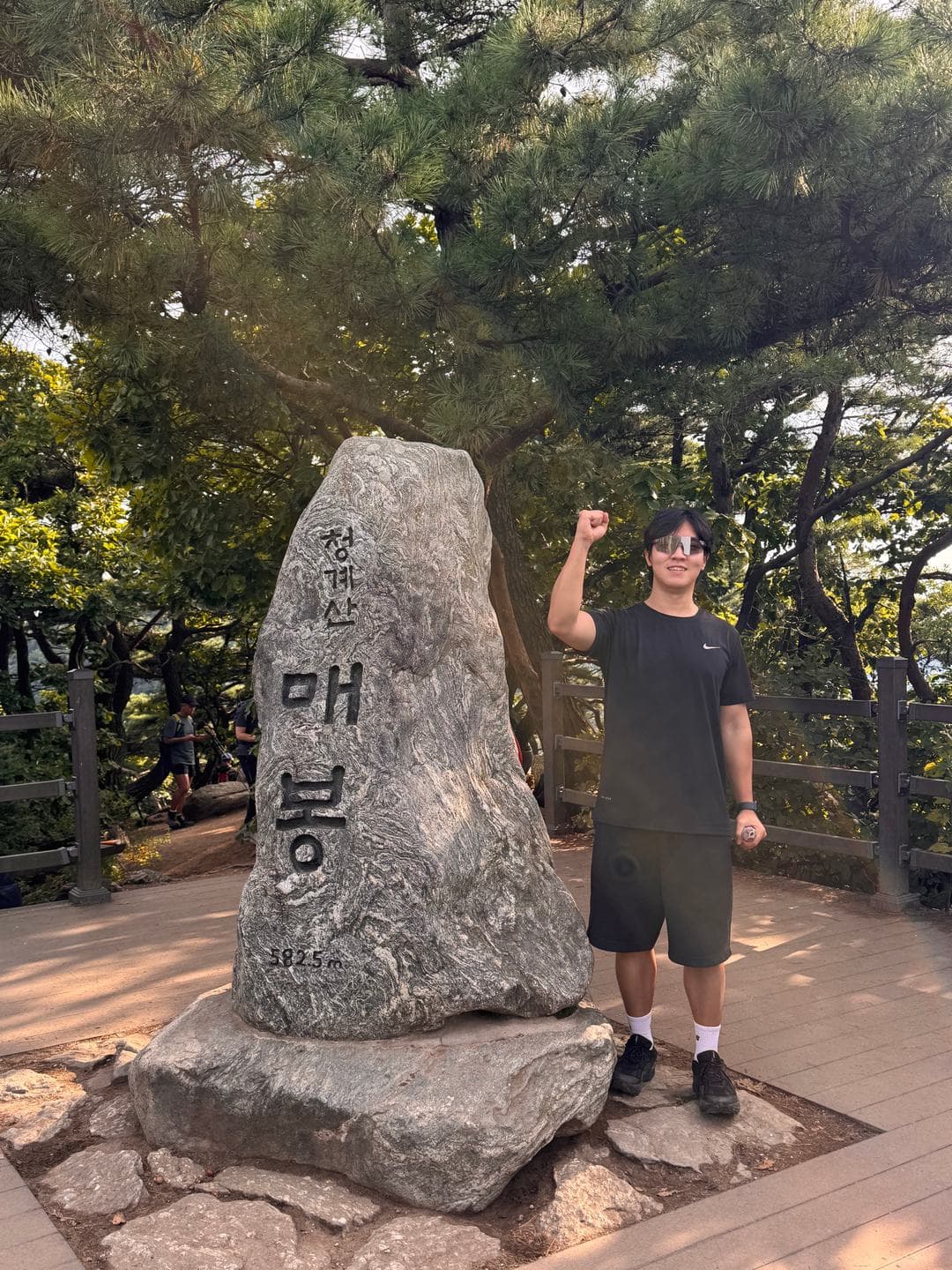 Fist raised beside the Maebong stone, 582.5 m