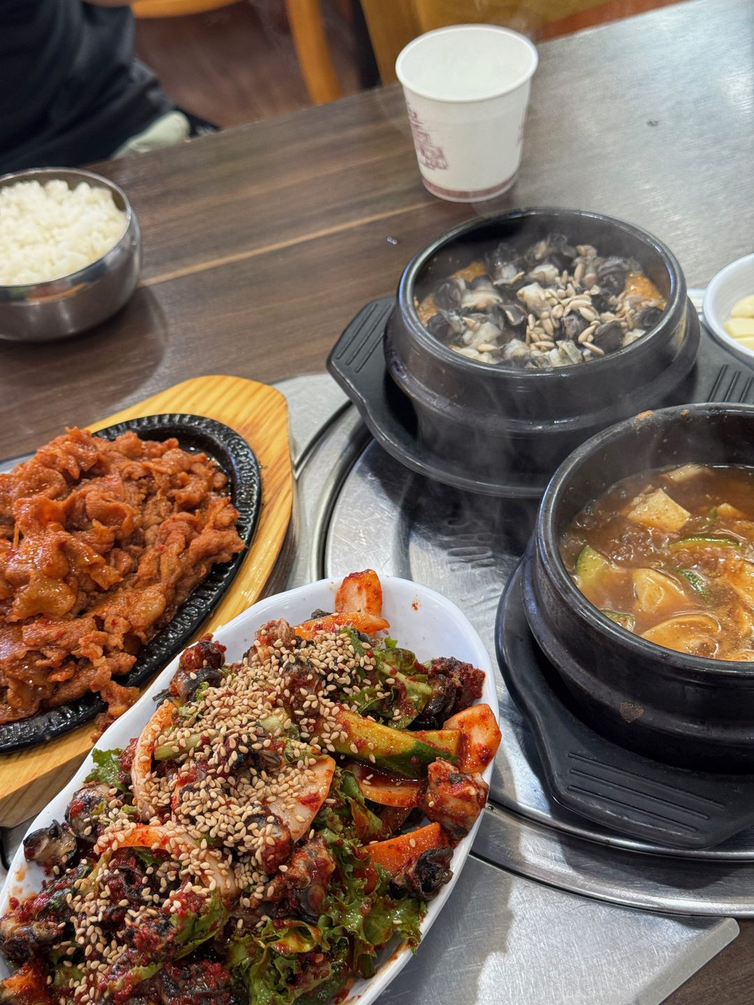 우렁이가 수북하게 올라간 강된장 뚝배기와 두부 된장찌개, 불고기 접시