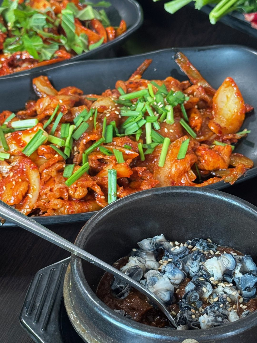 양파, 대파와 함께 빨갛게 볶아 쪽파를 올린 쭈꾸미볶음과 우렁 강된장 뚝배기