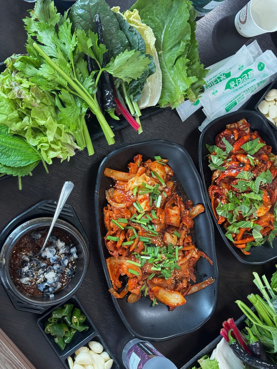 상추와 깻잎, 쪽파 옆에 놓인 쭈꾸미볶음과 우렁 강된장 뚝배기