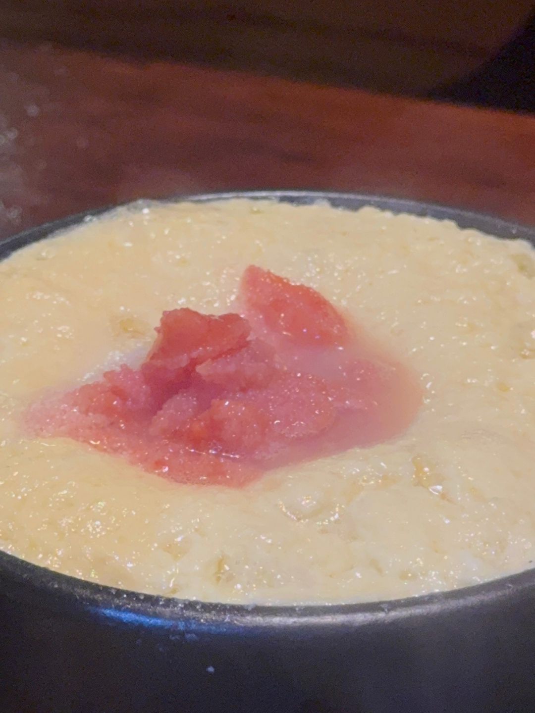 뚝배기 가득 부풀어 오른 폭신한 계란찜 한가운데 붉은 명란이 올라간 모습