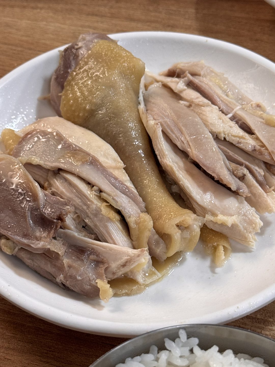 흰 접시에 담긴 닭다리와 큼직하게 찢은 닭고기