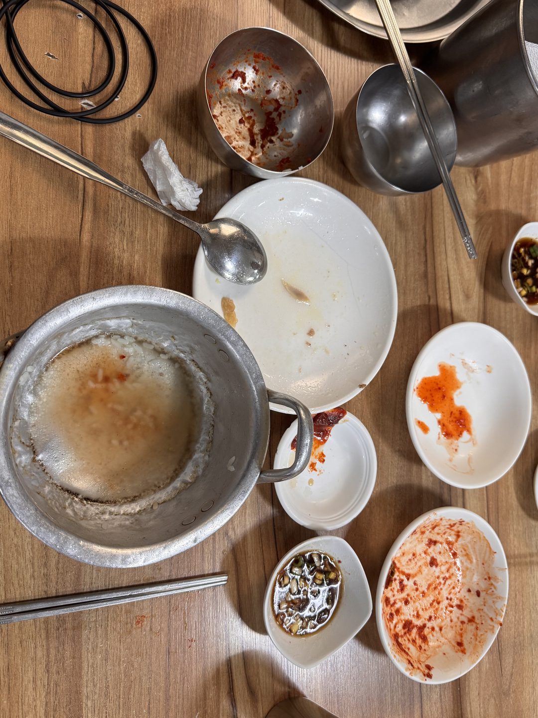 바닥까지 비운 양은 냄비와 빈 반찬 그릇들