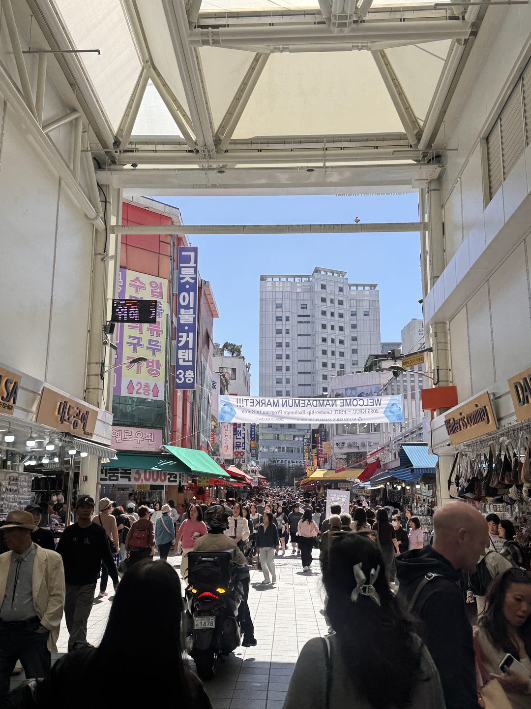 WELCOME NAMDAEMUN MARKET 현수막이 걸린 남대문시장 거리를 가득 메운 사람들