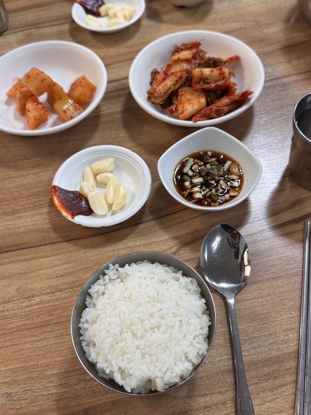 김치, 깍두기, 생마늘, 양념간장 종지와 공깃밥