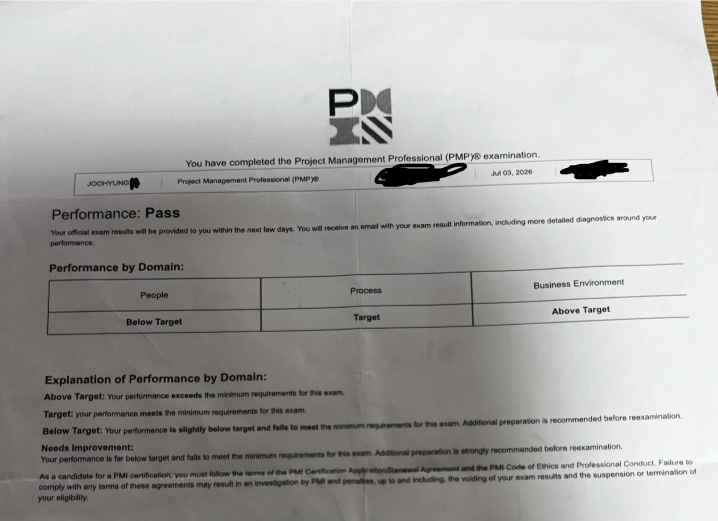 Hoja de resultados de aprobación del examen PMP que muestra el resultado de aprobado y el desempeño por dominio el 3 de julio de 2026