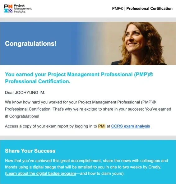 Correo de PMI que felicita por la obtención del PMP, con el texto You earned your Project Management Professional (PMP) Professional Certification y un aviso sobre la insignia digital de Credly