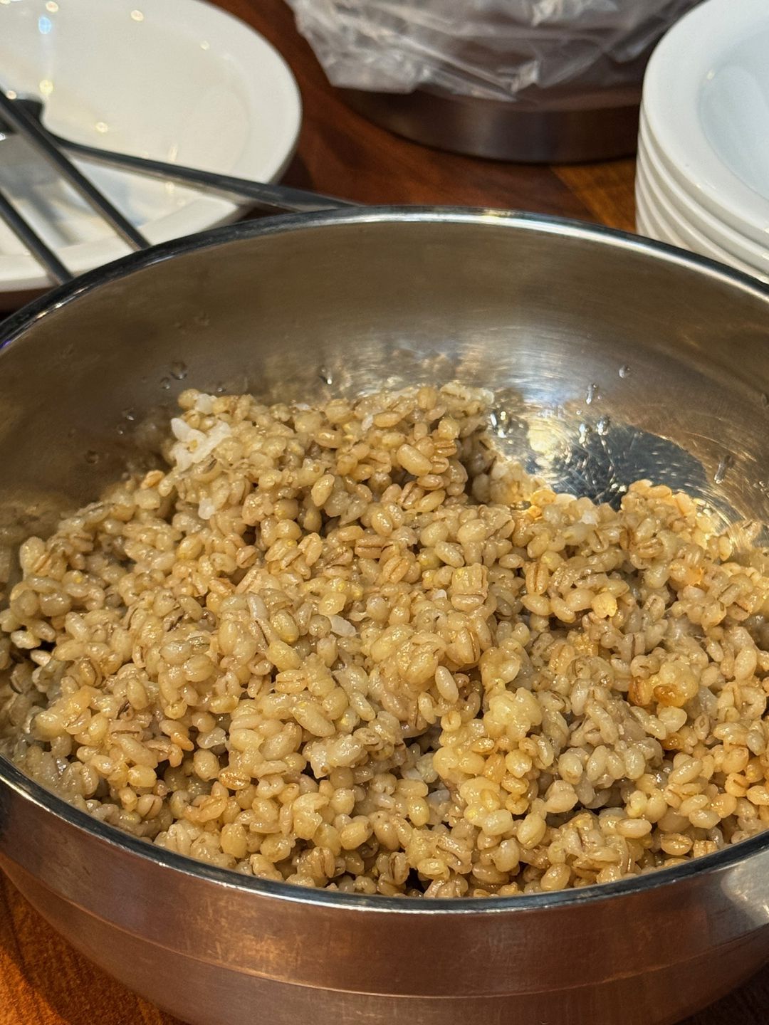Arroz de cebada en un gran recipiente de acero inoxidable